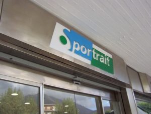 insegna luminosa base alluminio