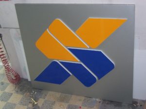 Pannello monofacciale con lettere a rilievo