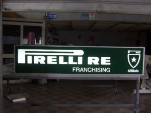 Insegna luminosa con lettere a rilievo