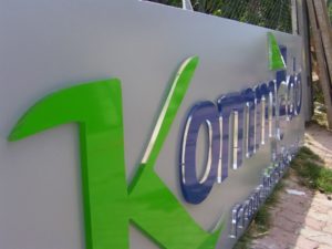 Pannello monofacciale con lettere a rilievo in plexiglass