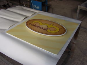 Targa in pvc con logo a rilievo