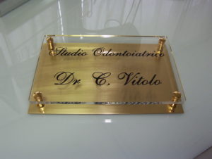 Targa in plexiglas con fondo in ottone