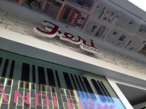 Insegna monofacciale retoilluminata a led e sagomata in pvc