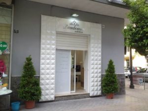 Pannelli decorativi pressopiegati e insegna luminosa traforata