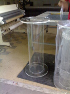 Tavolo contenitore in plexiglas trasparente