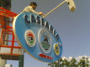 installazione insegna bifacciale retroilluminata