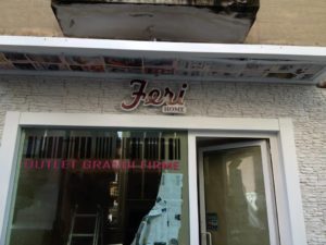 Insegna monofacciale retoilluminata a led e sagomata in pvc