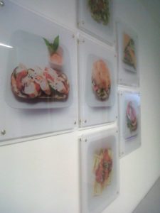 Targhe in plexiglas con distanziali in ottone