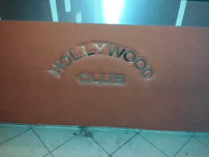 Logo in plexiglass trasparente e accoppiata specchio