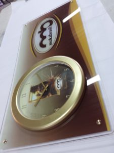 Targa in plexiglas trasparente con orologio