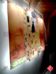 Quadro espositore portabottiglie in plexiglas stampa in vetrofonia e impianto a led