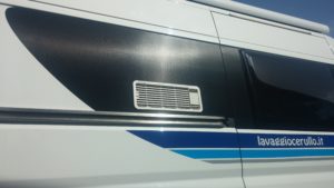 Decorazione automezzo con pellicola in carbonio