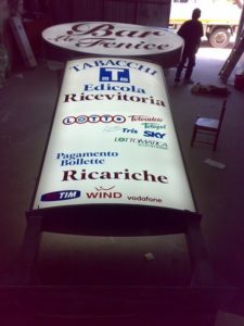 Totem luminoso bifacciale