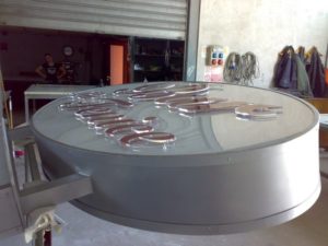 Totem luminoso bifacciale