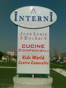 Totem luminoso bifacciale