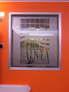 Vetrofania oscurante con logo aziendale