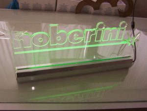 Insegna a led in plexiglass da interno