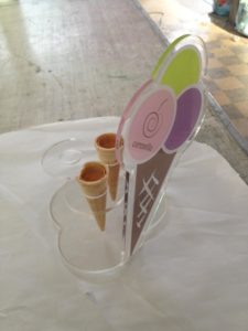 Espositore con in plexiglass sagomato