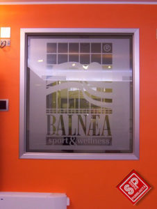 Decorazione Vetrina con vinile effetto sabbiato