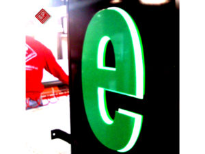 insegna bifacciale retroilluminata con lettera a rilievo