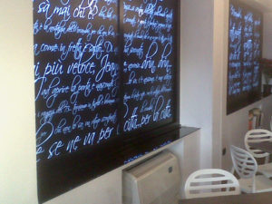 Decorazione vetrina con vinile nero e effetto sabbiato