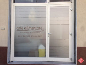 Decorazione vetrina con effetto sabbiato