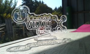 Targa in plexiglass trasparente da 2 cm. sagomato