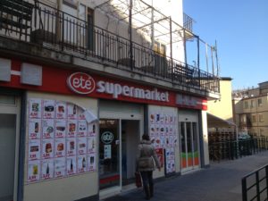 Insegna luminosa con lettere scatolate in plexiglas e impinto a led