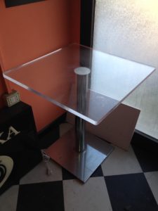 Tavolo in plexiglas