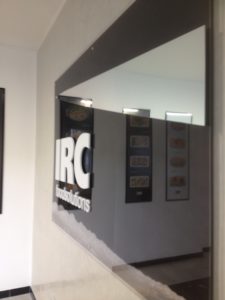 Targa in plexiglas e accoppiata in specchio