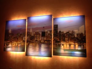 Retrobanco con mensole luminoso in plexiglas