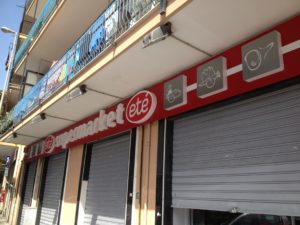 Insegna luminosa con lettere scatolate in plexiglas e impinto a led