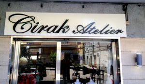 Insegna luminosa monofacciale traforata e con lettere a rilievo in pvc da 2 cm.