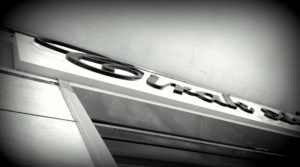 Insegna luminosa monofacciale traforata e con lettere a rilievo in pvc da 2 cm.