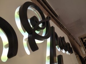 Insegna luminosa monofacciale traforata e con lettere a rilievo in pvc da 2 cm.