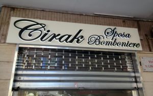 Insegna luminosa monofacciale traforata e con lettere a rilievo in pvc da 2 cm.