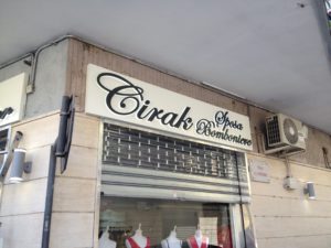 Insegna luminosa monofacciale traforata e con lettere a rilievo in pvc da 2 cm.