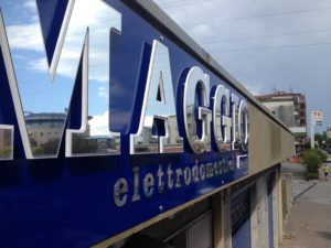 Insegna monofacciale con lettere a rilievo in pvc e accopiata specchio