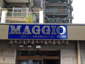 Insegna monofacciale con lettere a rilievo in pvc e accopiata specchio