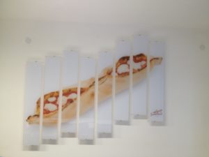 Targa in plexiglass trasparente con immagine separata in più pannelli