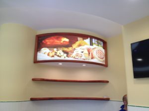 Immagine luminosa da interno con cornici in legno