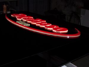 Insegna luminosa con lettere inplexiglass a rilievo