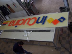 Pannello monofacciale con lettere a rilievo in plexiglass