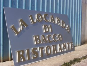 Pannello monofacciale con lettere a rilievo