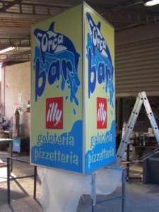 insegna luminosa a tre facce