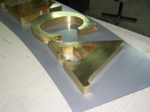 Lettere scatolate in ottone