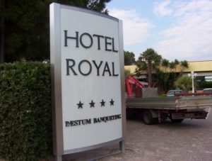 Totem luminoso monofacciale