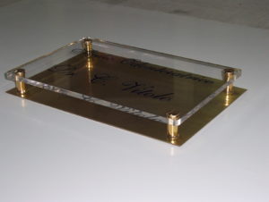 Targa in plexiglas con sottofondo in ottone
