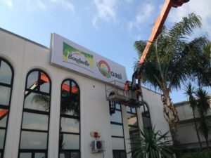 Installazione insegna retroilluminata