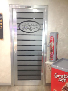 Decorazione di porta scorrevole con vinile effetto sabbiato